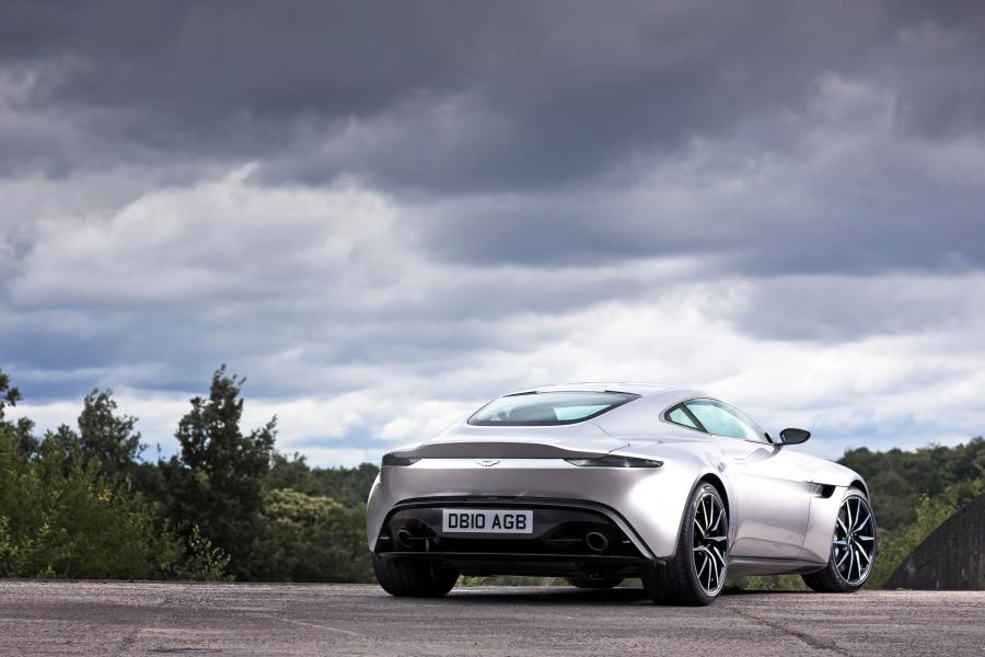  Aston Martin DB10 2015 года  (фото 8 из 35)